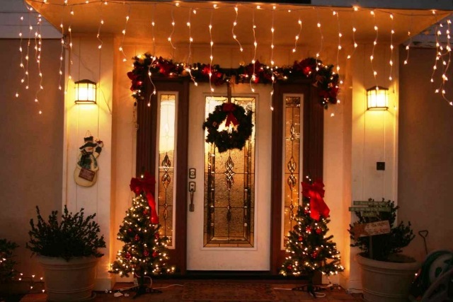 guirlandes-lumineuses-Noël-porte-entrée-petits-sapins-rubans-rouges guirlandes lumineuses