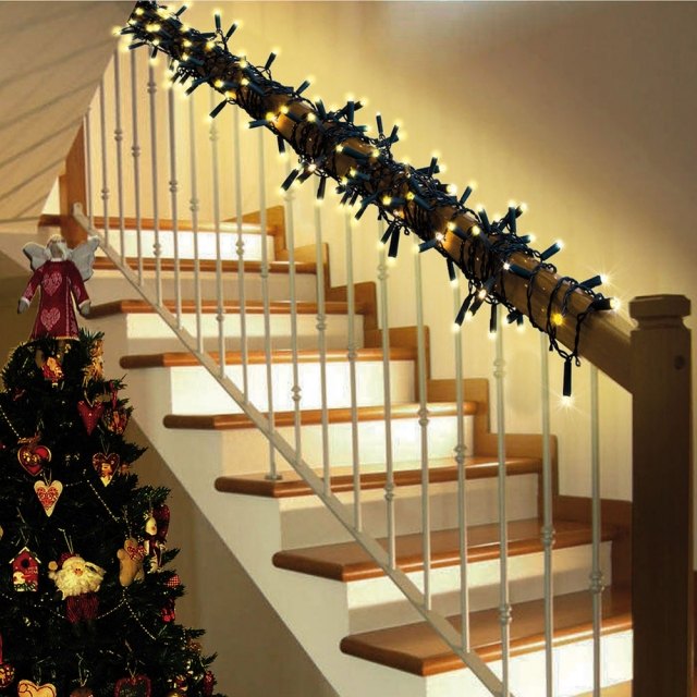 guirlandes-lumineuses-Noël-rampe-escalier-sapin-ornements guirlandes lumineuses
