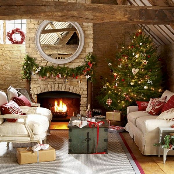 guirlandes-lumineuses-Noël-sapin-boules-ornements-manteau-cheminée-couronne-rouge guirlandes lumineuses de Noël