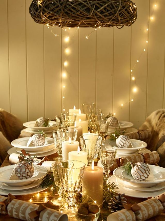 guirlandes-lumineuses-Noël-table-fête-bougies-ornements-guirlandes guirlandes lumineuses