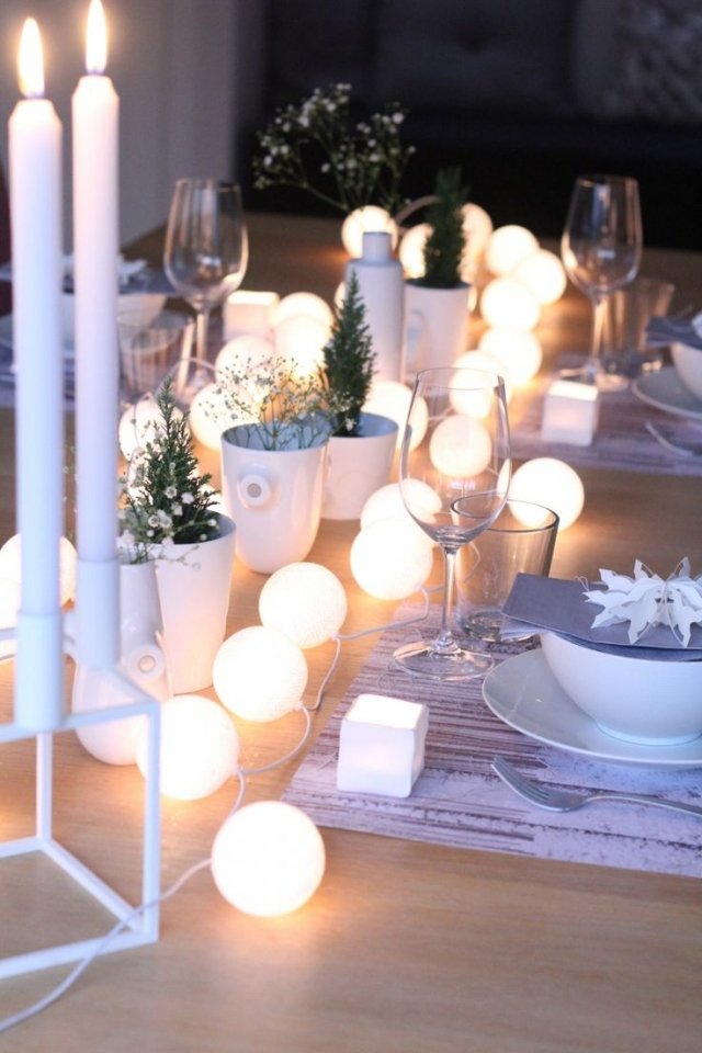 guirlandes-lumineuses-Noëldéco-table-fête-bougies-petits-sapins-pots-guirlande-lumineuse