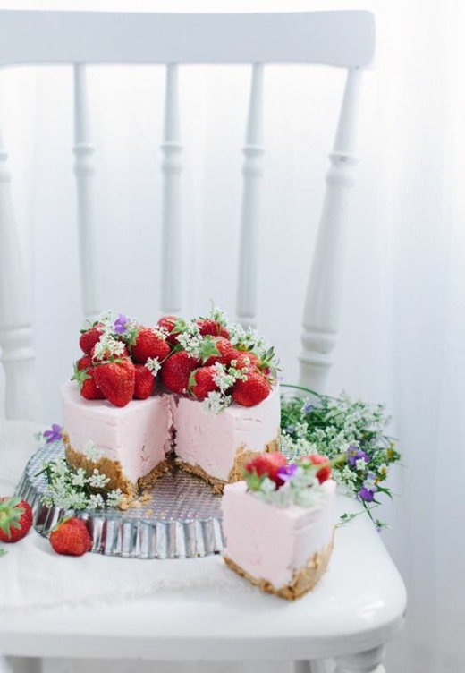gâteau base de crumble recouvert fraises et fleurs