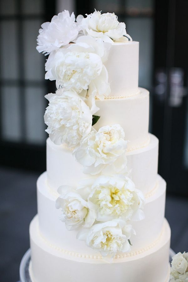 gâteau de mariage tres elegant cinq etages blanc roses blanches