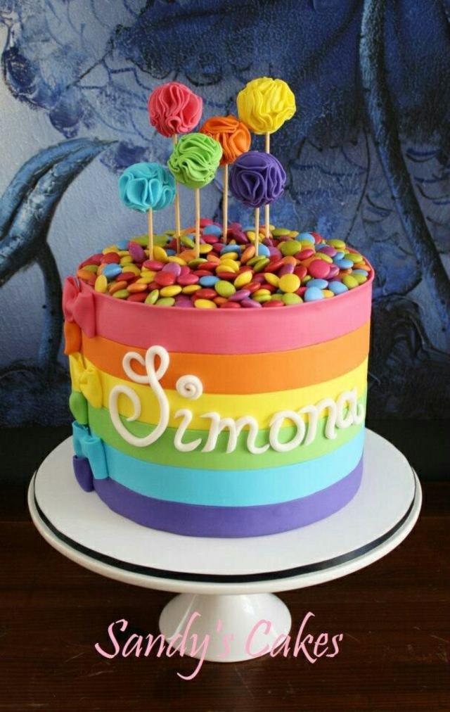 gâteau multicolore arc en ciel rempli smarties