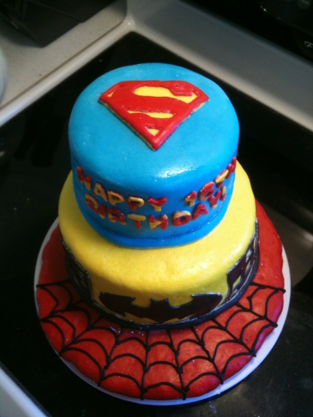 gâteau à trois étages thème superman