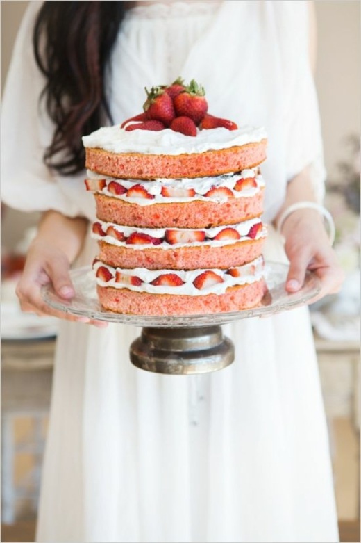gâteau étagé fraises crème sur belle assiette cristal