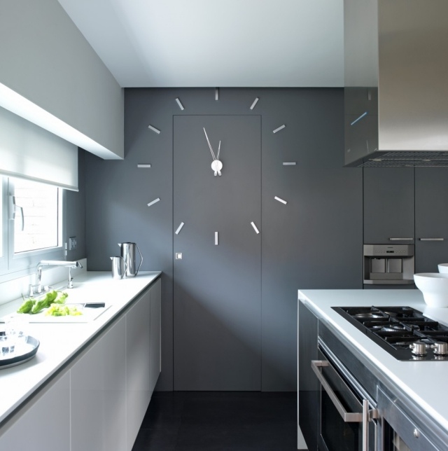 horloge-design-tacon-nomon-murale-élégante-cuisine-murs-gris horloge design