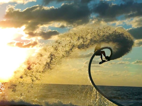 hoverboard jet ski spirale vague coucher soleil