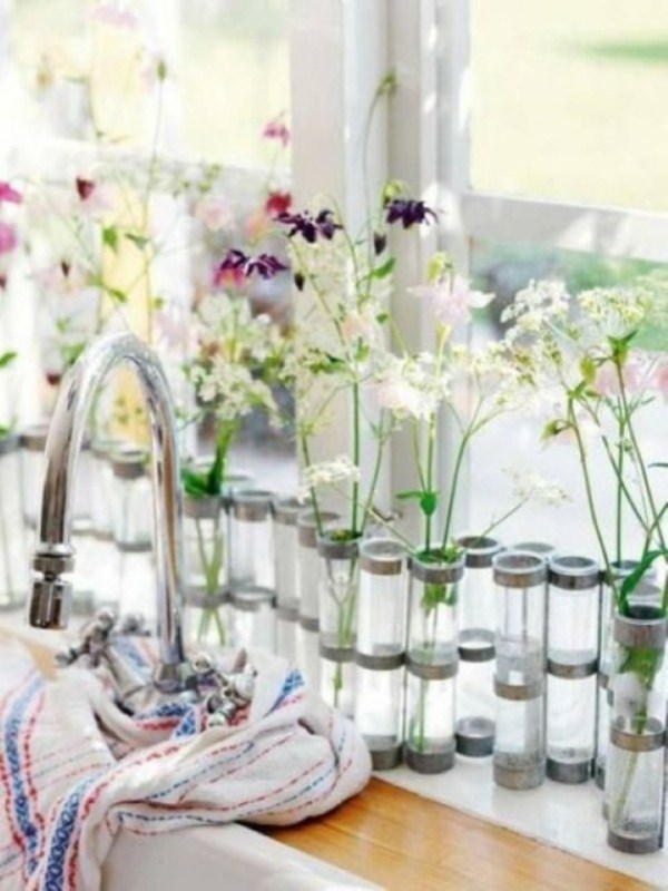 Des petits vases improvisés pour une simple déco cuisine fleurs blanche