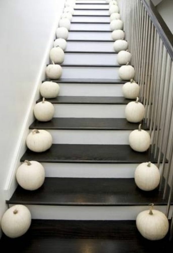 idee deco escalier citrouilles blanc