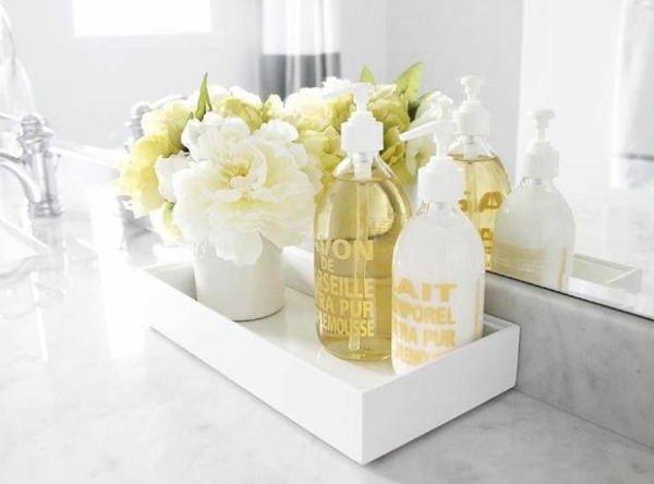 idée déco salle de bain vraies fleurs Très jolie composition pour une idée déco salle de bain