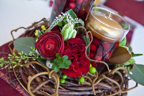 idée-déco-Noël-bougies-bougie-flottante-fleurs-rouges-panier-bois-tressé-décoratif
