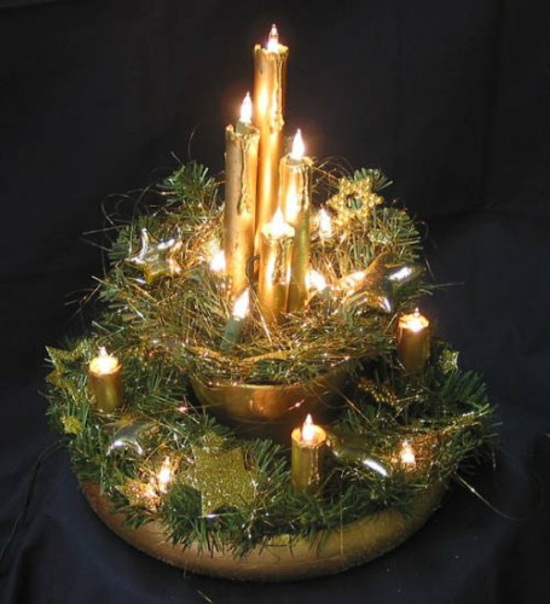 idée-déco-Noël-bougies-dorées-guirlande-verte-étoiles-dorées idée déco de Noël