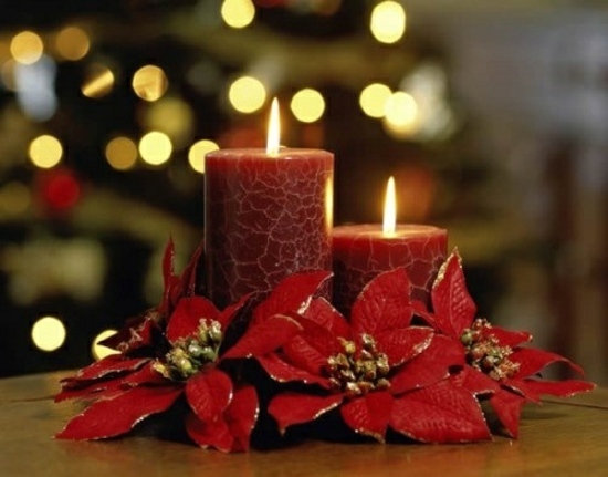 idée-déco-Noël-bougies-rouges-fleurs-rouges-étoiles-Noel idée déco de Noël