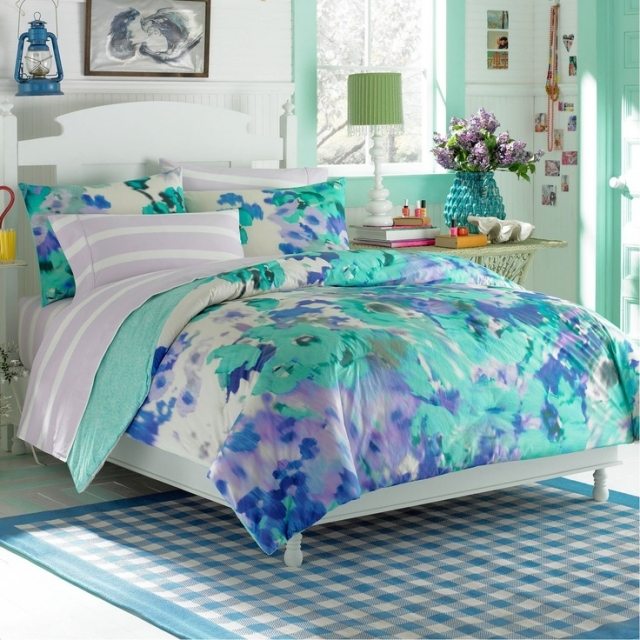 idée-déco-chambre-fille-ado-literie-motifs-floraux-bleus-turquoise-bouquet-lilas idée déco chambre