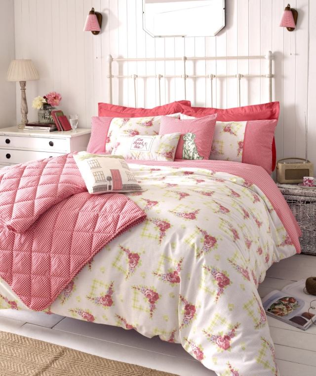 idée-déco-chambre-fille-ado-literie-motifs-floraux-couverture-blanche-fleurs-rose-pâle idée déco chambre