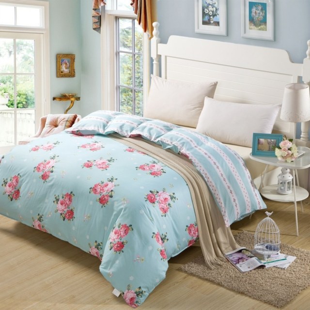 idée-déco-chambre-fille-ado-literie-motifs-floraux-couverture-bleu-clair-motifs-roses idée déco chambre