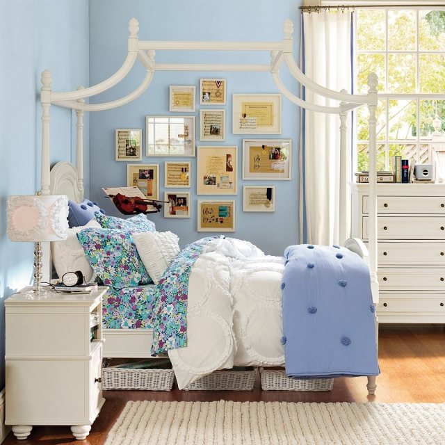 idée-déco-chambre-fille-ado-literie-motifs-floraux-fleurs-bleu-lilas-couverture-blanche-bleue idée déco chambre