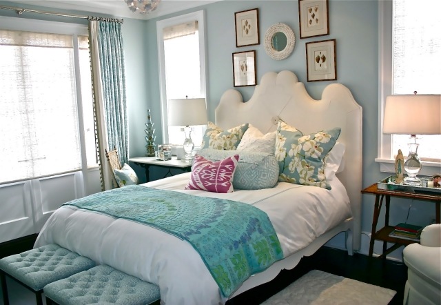 idée-déco-chambre-fille-ado-literie-motifs-floraux-orchidées-blanches-couverture-bleu-clair idée déco chambre