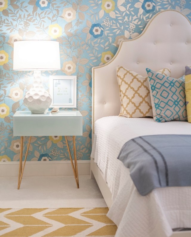 idée-déco-chambre-fille-ado-literie-motifs-floraux-papier-peint-bleu-clair-fleurs-tendres idée déco chambre