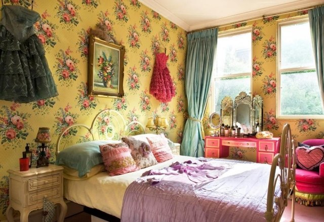 idée-déco-chambre-fille-ado-literie-motifs-floraux-papier-peint-jaune-roses-coussins idée déco chambre