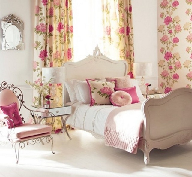 idée-déco-chambre-fille-ado-literie-motifs-floraux-rideaux-coussins-roses idée déco chambre