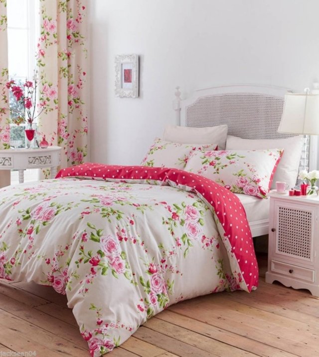 idée-déco-chambre-fille-ado-literie-motifs-floraux-roses-tendres-rideaux-motifs-coussins idée déco chambre