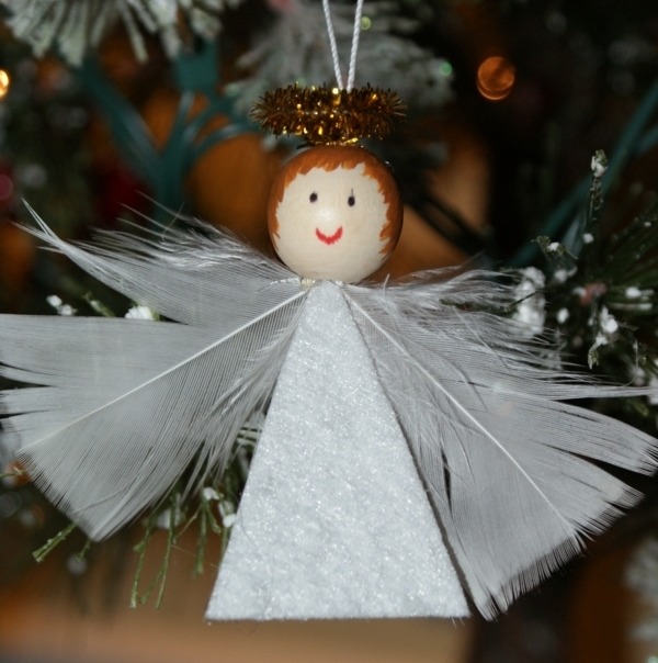 idée-décoration-Noël-ange-perle-bois-plumes