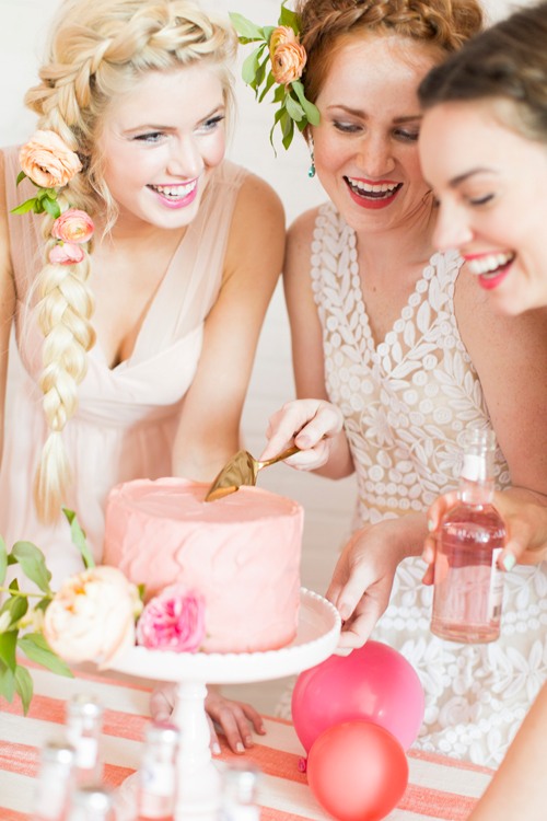 idées coiffures pour bridal shower et gateau rose