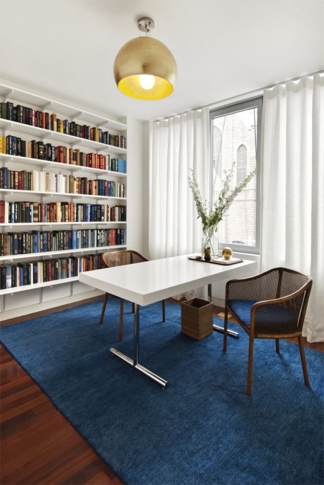 idées-design-déco-bibliothèque-bien-aménagée-salle-manger-tapis-bleu déco bibliothèque