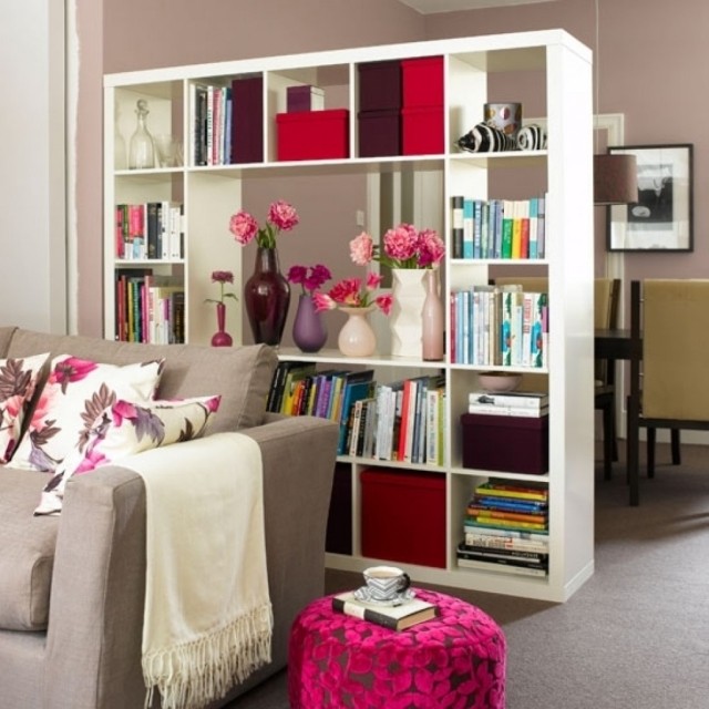 idées-design-déco-bibliothèque-blanche-vases-fleurs-roses-boîtes-rouge-lilas-salon déco bibliothèque