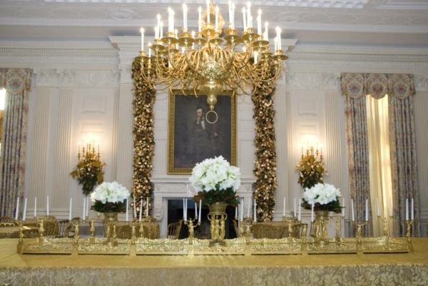 idées-déco-Noël-chandeliers-dorés-guirlandes-dorées-fleurs-blanches idées déco de Noël