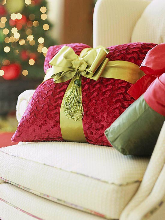 idées de déco pour Noël salon-coussins-rubans-cadeaux
