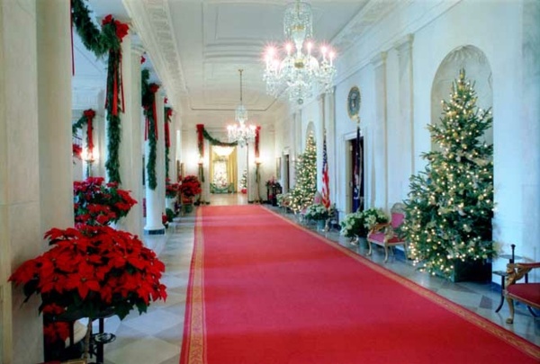 idées-déco-Noël-tapis-rouge-Étoiles-Noel-guirlandes-vertes-sapins-guirlandes-lumineuses idées déco de Noël