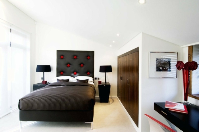 idées-déco-chambre-coucher-couleurs-naturelles-armoire-blanc-bois-tête-lit-noire-accents-rouges-lampes-chevet-noires