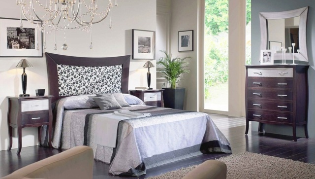 idées-déco-chambre-coucher-couleurs-naturelles-mobilier-bois-ensemble-tête-lit-bois-tapissée-lustre-cristal