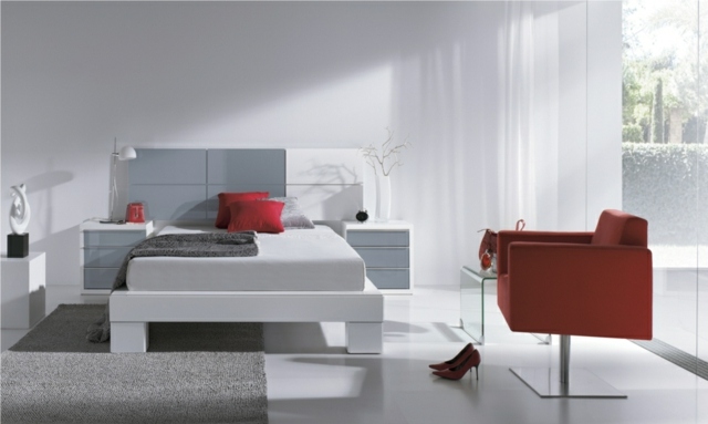 idées-déco-chambre-coucher-couleurs-naturelles-monochrome-blanche-tapis-gris-clair-fauteuil-rouge idées déco chambre à coucher