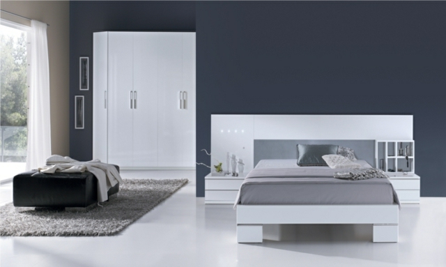 idées-déco-chambre-coucher-couleurs-naturelles-mur-bleu-mobilier-blanc-élégant-linge-lit-gris-clair idées déco chambre à coucher