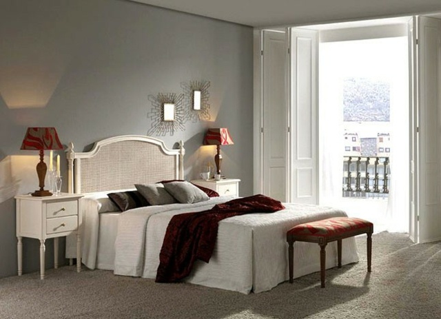 idées-déco-chambre-coucher-couleurs-naturelles-mur-gris-clair-linge-lit-blanc-couverture-rouge-foncé idées déco chambre à coucher