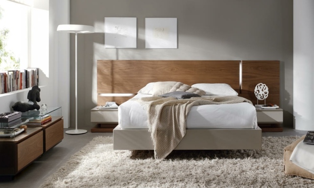 idées-déco-chambre-coucher-couleurs-naturelles-murs-gris-clair-tapis-blanc-couverture-crème-tête-lit-bois idées déco chambre à coucher