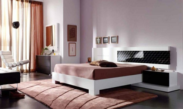 idées-déco-chambre-coucher-couleurs-naturelles-murs-rose-pâle-mobilier-noir-blanc-tapis idées déco chambre à coucher