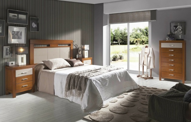 idées-déco-chambre-coucher-couleurs-naturelles-papier-peint-gris-foncé-rayures-mobilier-bois-linge-lit-blanc-beige-tapis-beige idées déco chambre à coucher