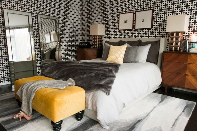 idées-déco-chambre-coucher-couleurs-naturelles-papier-peint-noir-blanc-motifs-miroirs-coussins-gris-ottoman-jaune idées déco chambre à coucher