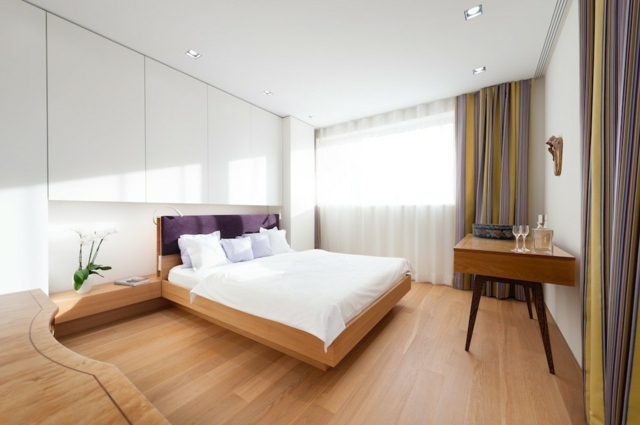 idées-déco-chambre-coucher-couleurs-naturelles-revêtement-sol-bois-linge-lit-blanc-tête-lit-tapissée-lilas-rideaux-rayures