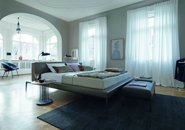 idées-déco-chambre-coucher-couleurs-naturelles-rideaux-blancs-fins-tapis-bleu-foncé-lit-beige idées déco chambre à coucher