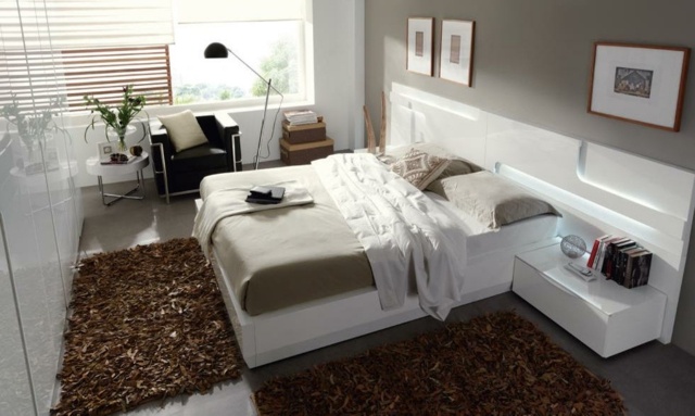 idées-déco-chambre-coucher-couleurs-naturelles-tapis-marron-table-chevet-blanche-linge-lit-beige idées déco chambre à coucher