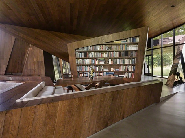  intérieur chaleureux dominé par bois géométrie prononcée beau meuble bibliothèque