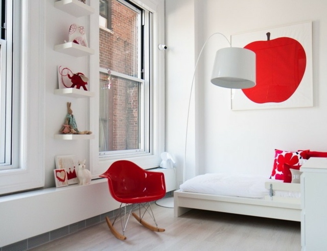 interieur studio blanc lampadaire pomme rouge chaise