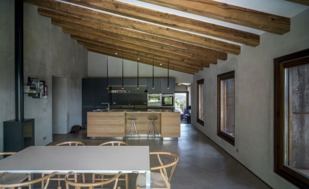 intérieur minimaliste plafond poutres bois