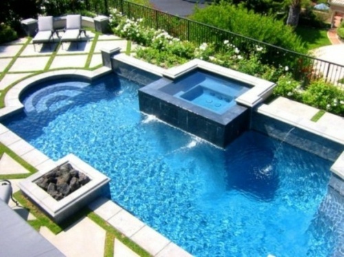 jacuzzi piscine exterieur carrelage bleu jardin